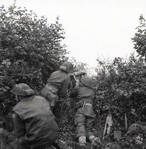 Cameron Higlanders & Vickers Machine-Gun